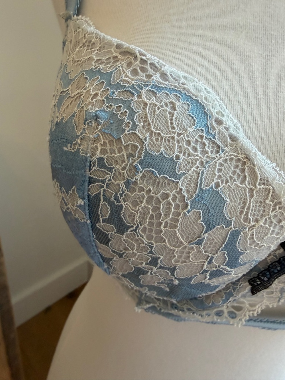 Victoria's Secret Blue Lace Push-Up Bra with Cream Lace and Black Bow - Picture 2 of 9